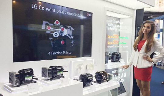 5일(현지시간) 독일 베를린에서 열리고 있는 'IFA 글로벌 마켓' 전시회에서 모델이 LG전자 모터와 컴프레서를 소개하고 있다.<LG전자 제공>